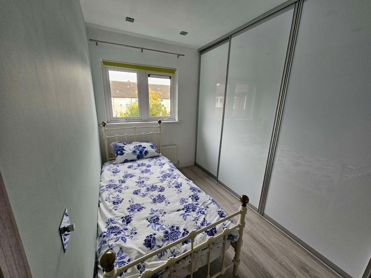 Modern Urban Haven: Stylish Getaway Apartment Lisburn Exterior photo