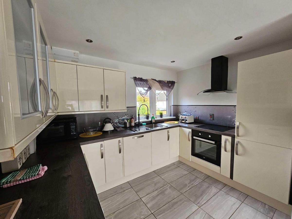 Modern Urban Haven: Stylish Getaway Apartment Lisburn Exterior photo